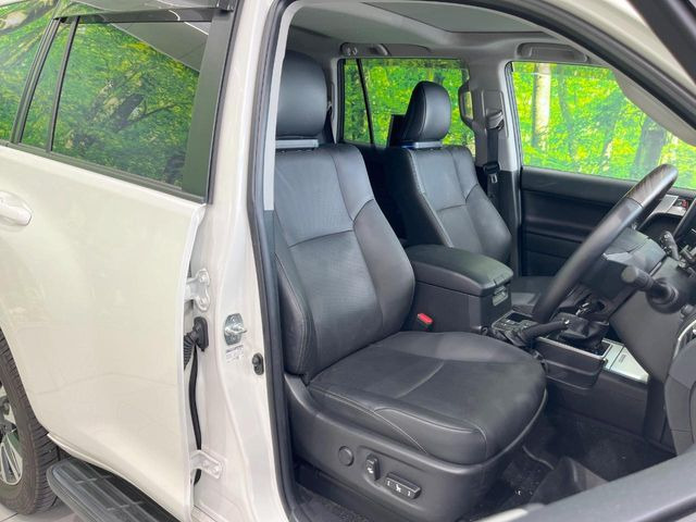 運転席まわりには十分なスペースがあり、大柄な方でもゆったり運転していただける環境です。