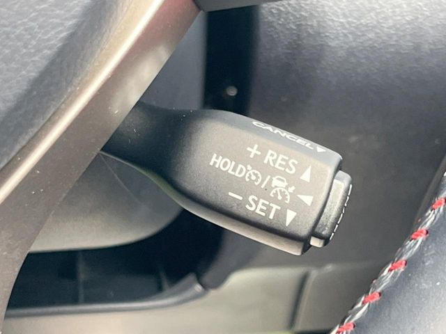 【レーダークルーズコントロール】高速道路での長距離走行が楽に!!自動で速度を保つクルーズコントロールが、衝突軽減システムと連携し、前方の車両を感知して車間を保つように速度調節してくれます!!