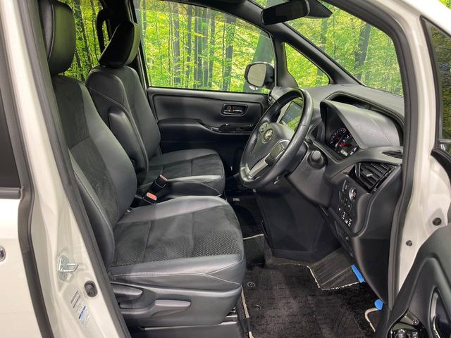 【ハーフレザーシート】高級感と座り心地を両立した人気のシート♪背面・座面のファブリック素材は、通気性の良さや滑りにくさに優れています。気温や服装に左右されず快適にお乗りいただけます。