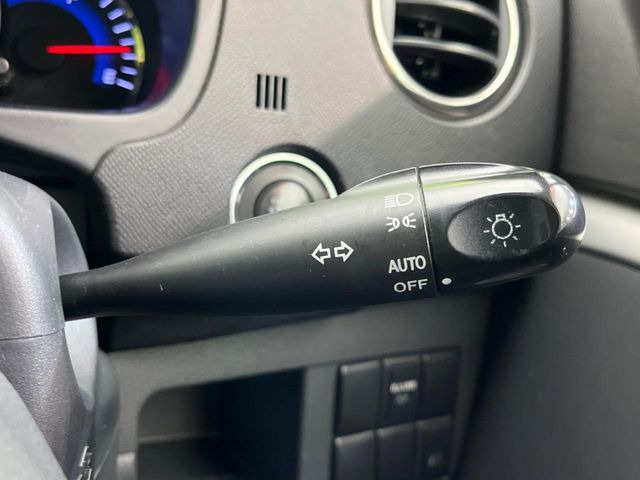 【オートライト】周りの明るさに応じて自動でヘッドライトの点灯・消灯ができる機能です!ライトの付け忘れ・消し忘れなどが無くなり、雨の日や夕方の走行も安心!トンネル通過時も便利ですね♪