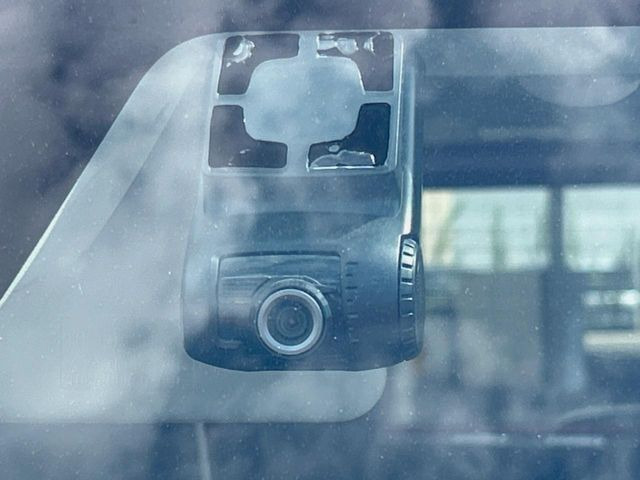 【ドライブレコーダー】安心・安全なカーライフに必須のドライブレコーダーを装備!走行中はもちろん、あおり運転や事故に遭遇した際の状況も映像で記録し、万一のリスクに備えます。