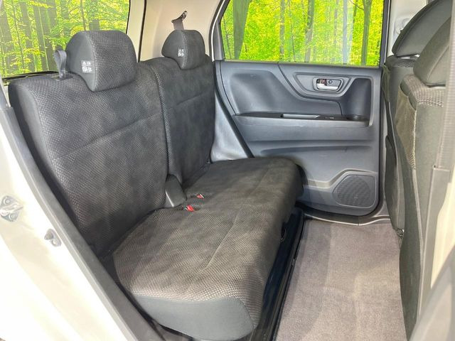 後部座席も気になるようなキズ・汚れやへたり等、大きなダメージはなく、良好な状態です。