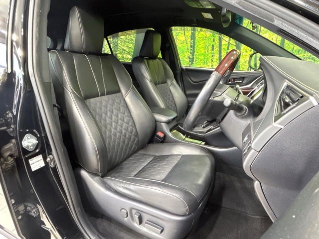 【合皮レザーシート】汚れのふき取りが容易でメンテナンスもが簡単な、機能性に優れる合成皮革を採用した上質なシートです。座り心地もよく、高級感あふれる心地良い車内空間を演出してくれます。