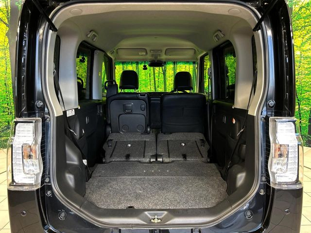 後席を格納すると、これだけの広さが!シーンに合わせたシートアレンジで、大きな荷物も積むことが出来ます♪