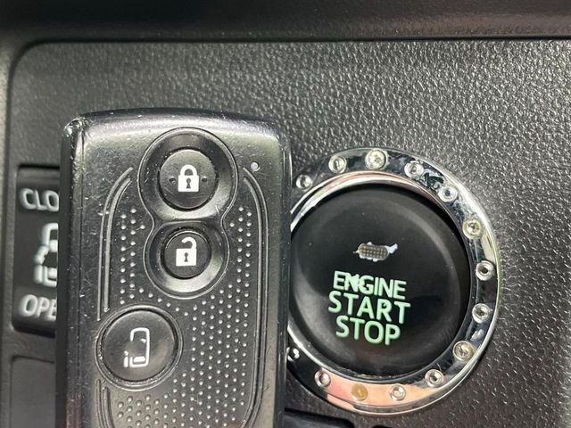 【キーフリーシステム】カバンやポケットに入れたままでもドアの施錠・解錠が可能なスマートキーを装備。エンジンのオン・オフ時もカギを取り出す必要が無いからとっても便利です♪