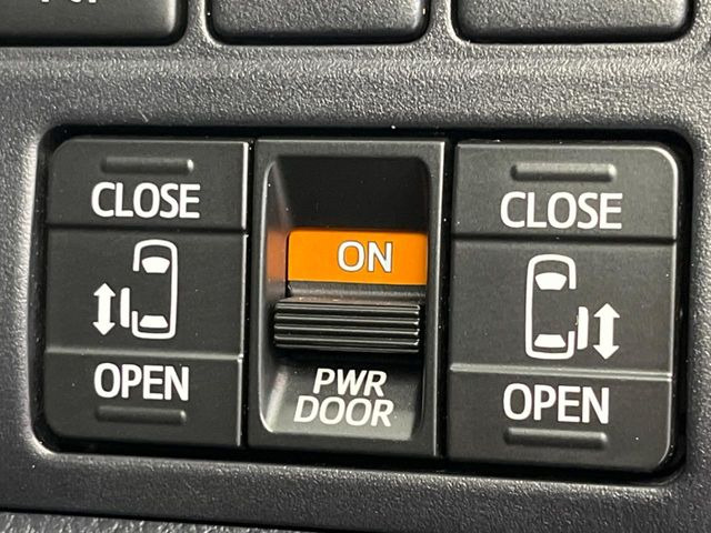 【両側パワースライドドア】スマートキーや運転席のスイッチで後席両側スライドドアの開閉が可能♪電動だから力を入れてドアを開ける必要が無く、小さなお子様でも簡単に開け閉めでき快適です♪