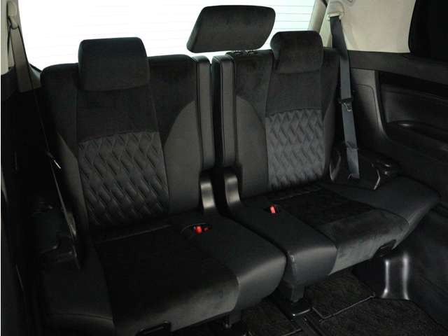 サードシートも広々とした空間をご用意しております!シートアレンジにて、快適スペースを作ることも可能となっております!アレンジパターンも豊富で、様々なシーンにご利用いただけます!