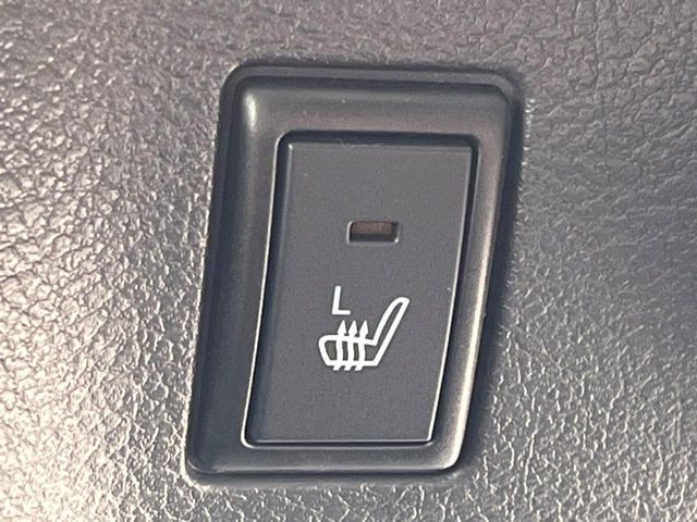 【シートヒーター】寒い日に重宝するシートヒーター!エアコンより早く温まってくれるので寒がりの人も安心ですね♪エアコンの温風は乾燥するから苦手、という方にもをおすすめです。