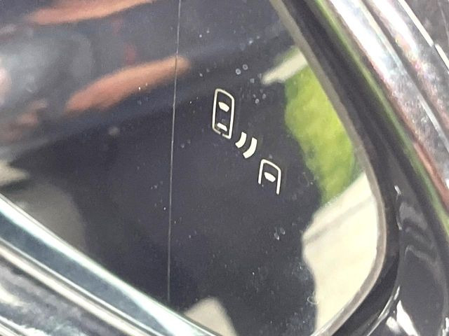 【ブラインドスポットモニター】走行中、ドアミラーの死角になりやすい箇所に後続車が接近するとサイドミラーのレンズに警告を表示!ドライバーに注意喚起をしてくれます。