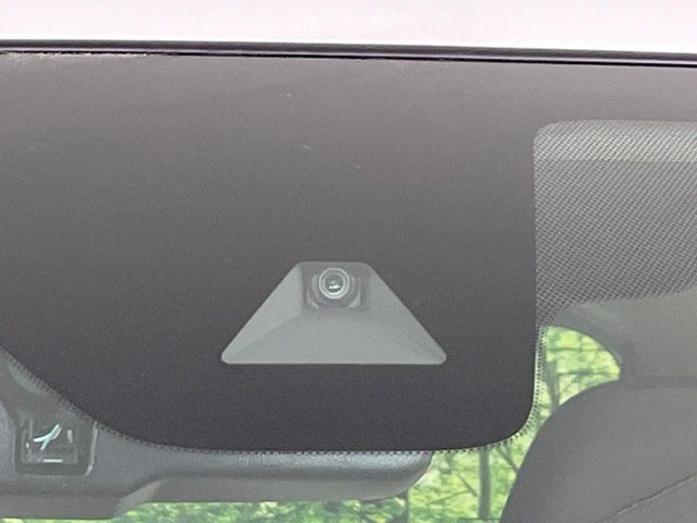 【インテリジェントエマージェンシーブレーキ】フロントカメラで前方の車両や歩行者を検知。衝突しそうな時は衝突被害軽減ブレーキが作動、衝突回避をサポート。より安全にドライブをお楽しみいただけます。