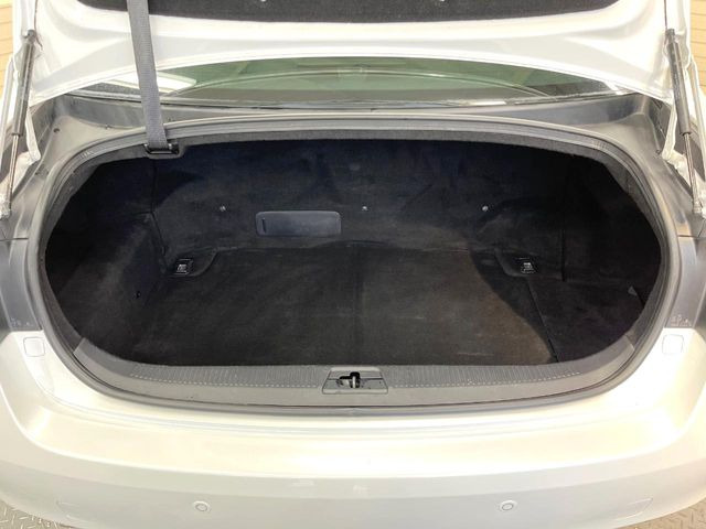 普段のお買い物や通勤、送迎等に十分な荷室スペースを確保しております。