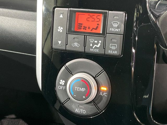 【オートエアコン】一度お好みの温度に設定すれば、車内の温度を検知し風量や温度を自動で調整。暑い…寒い…と何度もスイッチ操作をする必要はありません。快適な車内空間には必須の機能ですね♪