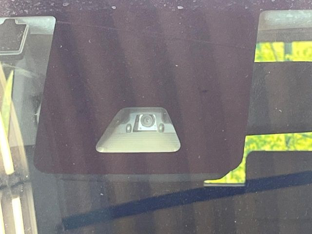 【スマートアシスト】走行中に前方の車両等を認識し、衝突しそうな時は警報とブレーキで衝突回避と被害軽減をアシスト。より安全にドライブをお楽しみいただけます。