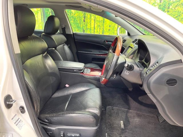 【黒革シート】上質な本革を使用し、高級感あふれる黒革シート。常に体に触れる部分だから、座り心地の良さにはこだわりたいですね♪汚れの付着や劣化を抑制する内装コーティング施工もおススメですよ♪