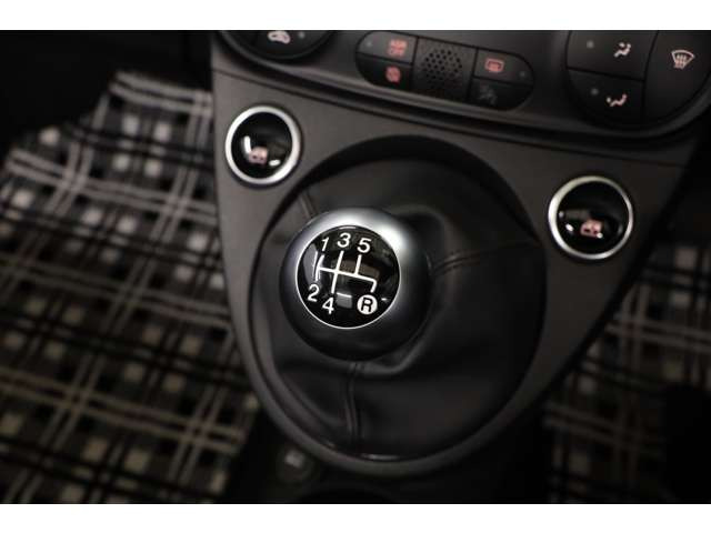 インテリアには、テクノレザーとファブリックを組み合わせたブラックのシート、さらにマットグリーンのダッシュボードパネルを装着してボディカラーとのコーディネートが図られております。