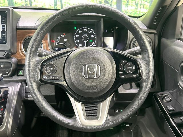 �C���e���A�ɍ��킹���f�U�C���̃X�e�A�����O�́A�^�]�������̂��Ƃ��l���A�^�]���₷���`��A�傫���ł��B�����x�A���ۂɐG���Ă��m���߂��������B