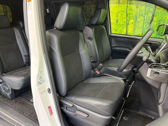 【ハーフレザーシート】高級感と座り心地を両立した人気のシート♪背面・座面のファブリック素材は、通気性の良さや滑りにくさに優れています。気温や服装に左右されず快適にお乗りいただけます。