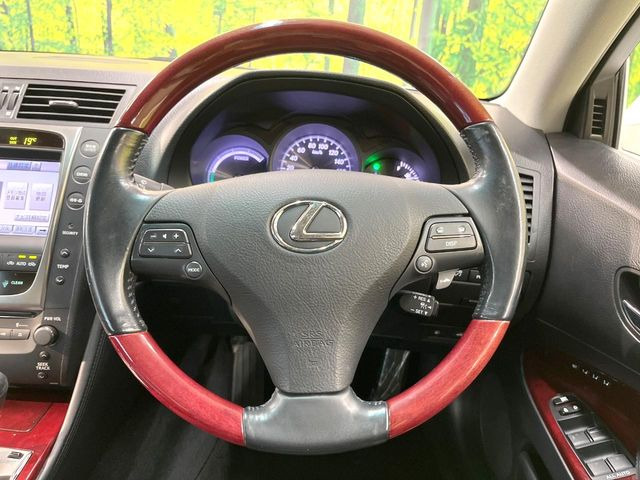 【ウッドコンビステアリング】高級感ある木目調パーツを採用した手に良く馴染むコンビハンドル。運転席廻りの雰囲気も一気に豪華になります!