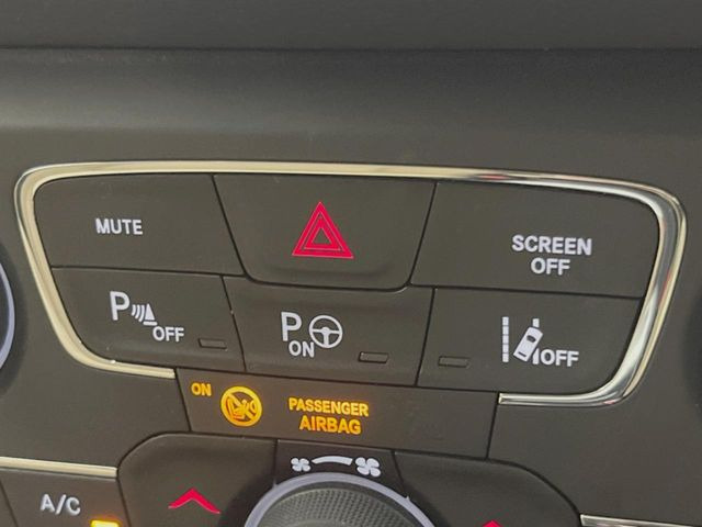 ●レーンキーピングアシスト:走行車線の逸脱を教えてくれる機能。走行時に、クルマが車線から外れていることをカメラが検知すると、ステアリングを微振動させてドライバーに警告します。