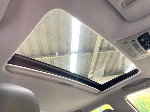 【サンルーフ】開放感たっぷりの希少装備、サンルーフが装着されています!車内に明かりを取り入れたり景色を楽しむ以外にも、車内の空気も簡単に換気できて快適です!