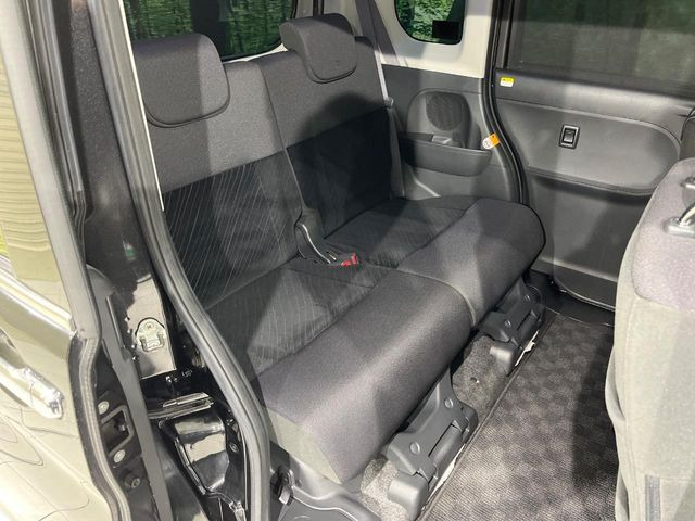 後部座席も気になるようなキズ・汚れやへたり等、大きなダメージはなく、良好な状態です。