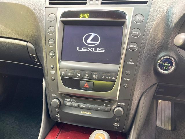 【メーカー純正ナビ】インテリアに溶け込むスタイリッシュな「専用設計」メーカーナビを装備♪視認性や操作性など基本性能にも優れ、より上質なカーライフをお楽しみいただけます。