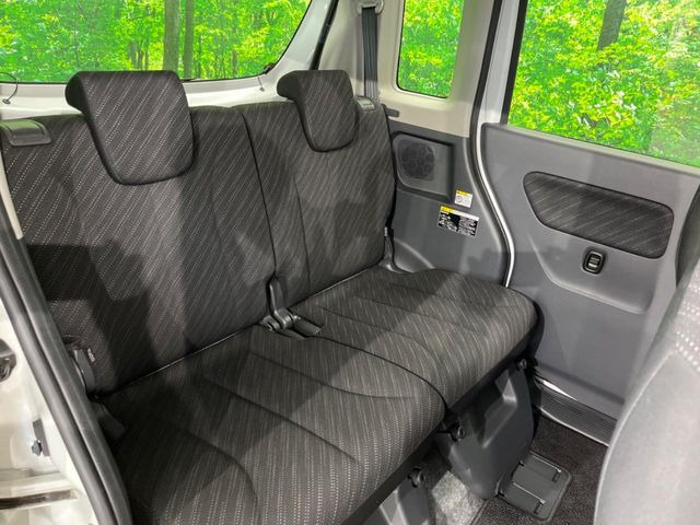 後部座席も気になるようなキズ・汚れやへたり等、大きなダメージはなく、良好な状態です。