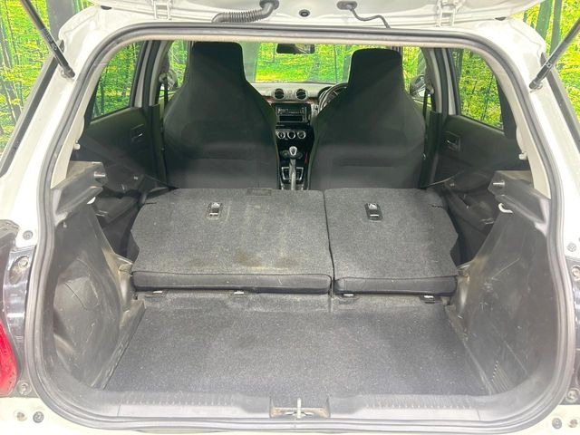 ���i�̂���������ʋ΁A���}���ɏ\���ȉ׎��X�y�[�X���m�ۂ��Ă���܂��B�Z�J���h�V�[�g��|���ƁA�傫�ȉו��̐ύڂ��\�ł���