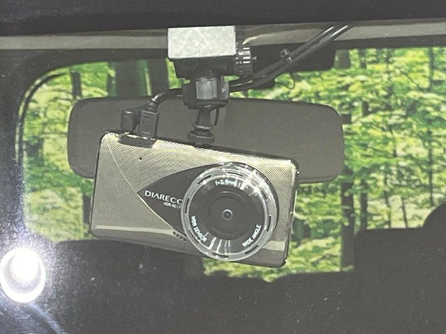 【ドライブレコーダー】安心・安全なカーライフに必須のドライブレコーダーを装備!走行中はもちろん、あおり運転や事故に遭遇した際の状況も映像で記録し、万一のリスクに備えます。