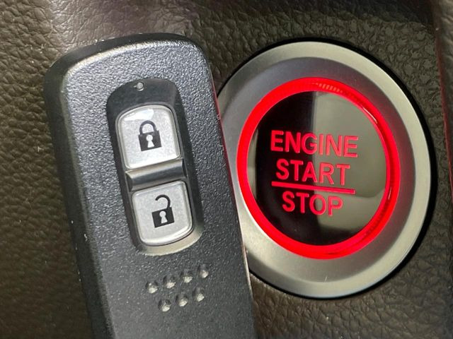 �yHonda�X�}�[�g�L�[�z�J�o����|�P�b�g�ɓ��ꂽ�܂܂ł��h�A�̎{���E�������\�ȃX�}�[�g�L�[�𑕔��B�G���W���̃I���E�I�t�����J�M�����o���K�v����������Ƃ��Ă��֗��ł���