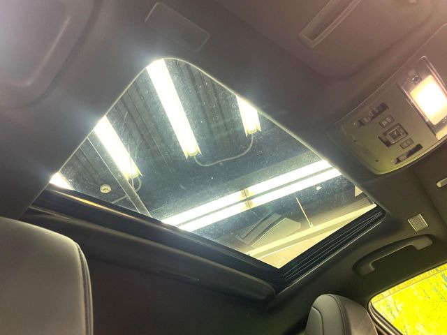 【ガラスルーフ】ガラスルーフ搭載で車内の解放感が一気にアップ!開放的なドライブをお楽しみいただけます。