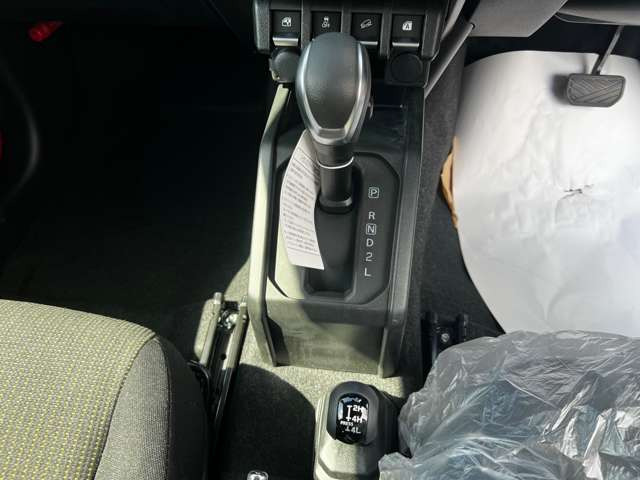 シエラの新車から人気のノマド純正色シズリング赤メタリック/黒ツートン作りましたノマド純正フロントグリルでノマドショート仕様お好きなメーカーでカスタム可能リフトUPもお任せください