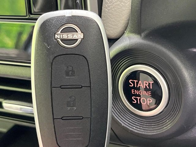 【インテリジェントキー】カバンやポケットに入れたままでもドアの施錠・解錠が可能なスマートキーを装備。エンジンのオン・オフ時もカギを取り出す必要が無いからとっても便利です♪