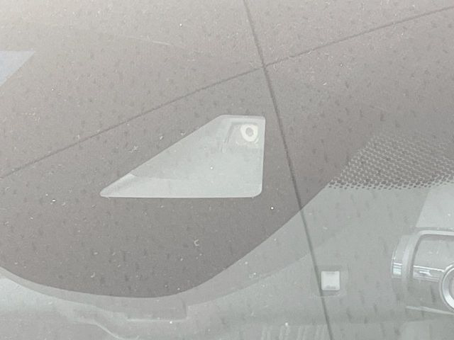 【ホンダセンシング】走行中に前方の車両等を認識し、衝突しそうな時は警報とブレーキで衝突回避と被害軽減をアシスト。より安全にドライブをお楽しみいただけます。