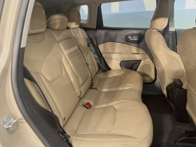 ●後部座席も気になるようなキズ・汚れやへたり等、大きなダメージはなく、良好な状態です。