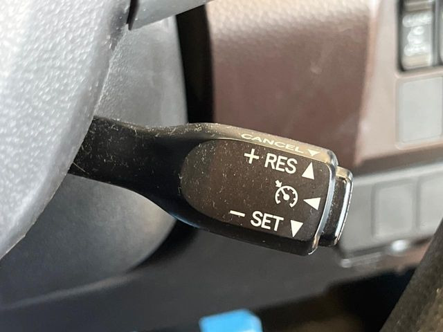 【クルーズコントロール】高速道路もラクラク走行。アクセルを離しても一定速度で走行ができ、長距離運転時の負担を軽減!加速・減速も簡単なスイッチ操作で調整できます。