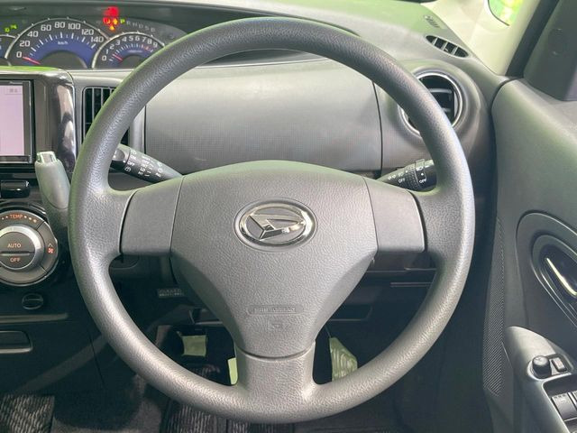 �C���e���A�ɍ��킹���f�U�C���̃X�e�A�����O�́A�^�]�������̂��Ƃ��l���A�^�]���₷���`��A�傫���ł��B�����x�A���ۂɐG���Ă��m���߂��������B