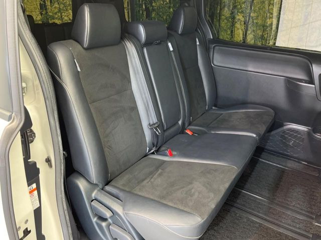 後部座席も気になるようなキズ・汚れやへたり等、大きなダメージはなく、良好な状態です。