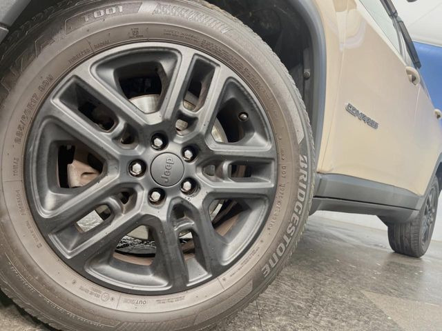 ●純正17インチアルミホイール:輸入車ならではの卓越した走りを支えるホイールと足回りです!日本車の走りに慣れている方にもぜひ体感して頂きたいほど、高いレベルでまとまっています!