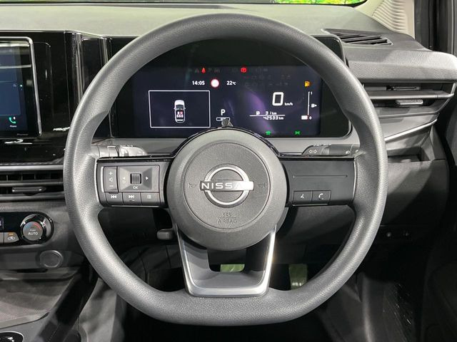 �C���e���A�ɍ��킹���f�U�C���̃X�e�A�����O�́A�^�]�������̂��Ƃ��l���A�^�]���₷���`��A�傫���ł��B�����x�A���ۂɐG���Ă��m���߂��������B