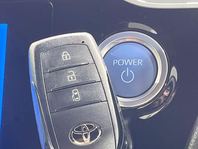 【スマートキー】カバンやポケットに入れたままでもドアの施錠・解錠が可能なスマートキーを装備。エンジンのオン・オフ時もカギを取り出す必要が無いからとっても便利です♪