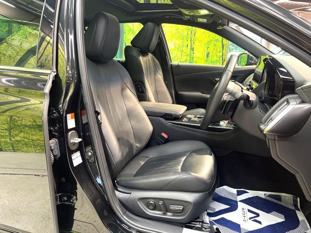 【黒革シート】上質な本革を使用し、高級感あふれる黒革シート。常に体に触れる部分だから、座り心地の良さにはこだわりたいですね♪汚れの付着や劣化を抑制する内装コーティング施工もおススメですよ♪