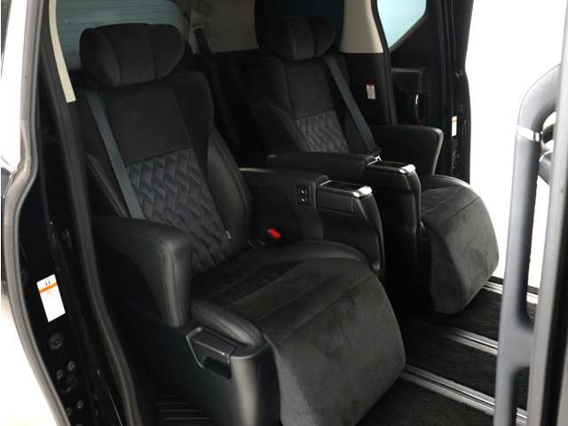 【上級モデル限定装備】★★エグゼクティブパワーシート!★★電動オットマン完備!足を楽々伸ばせ、ひじ掛けもありますので、優雅で快適なドライブをお楽しみいただけます!