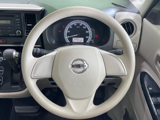 インテリアに合わせたデザインのステアリングは、運転される方のことも考え、運転しやすい形状、大きさです。是非一度、実際に触ってお確かめください。