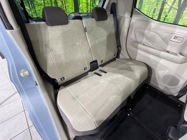 後部座席も気になるようなキズ・汚れやへたり等、大きなダメージはなく、良好な状態です。