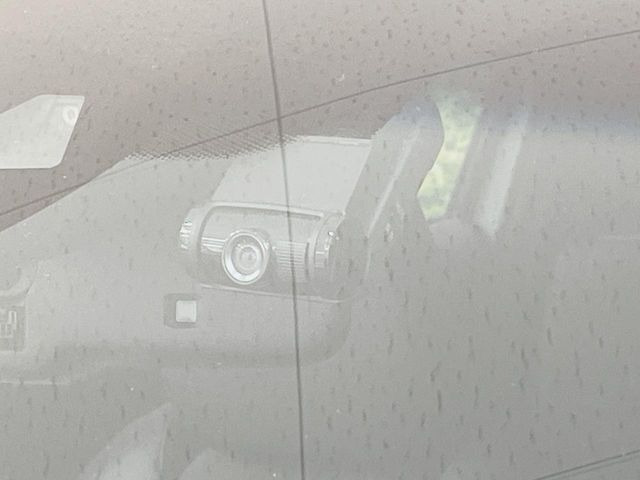 【ドライブレコーダー】安心・安全なカーライフに必須のドライブレコーダーを装備!走行中はもちろん、あおり運転や事故に遭遇した際の状況も映像で記録し、万一のリスクに備えます。