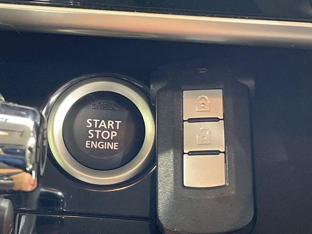 【インテリジェントキー】カバンやポケットに入れたままでもドアの施錠・解錠が可能なスマートキーを装備。エンジンのオン・オフ時もカギを取り出す必要が無いからとっても便利です♪