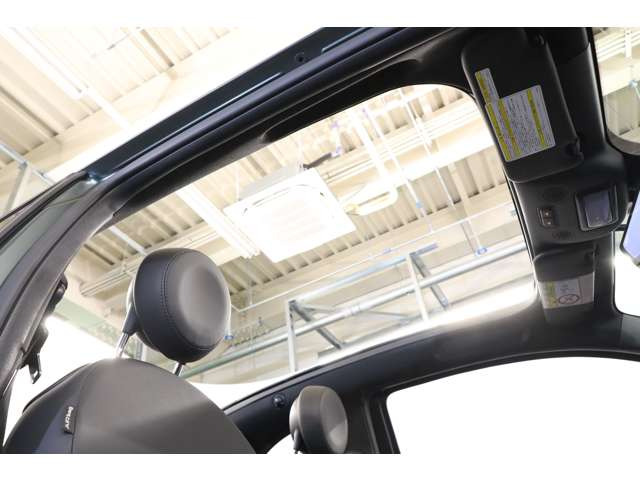 通常グレードにはないマニュアルトランスミッションやブラックのソフトトップ、専用色ポルトフィーノグリーン等満足度の高い仕様、セカンドカーにもおすすめなお車ですので是非この機会にご検討くださいませ。