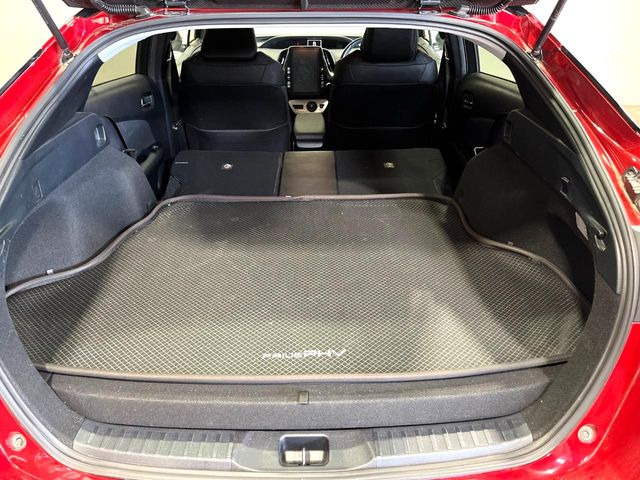 。セカンドシートを倒すと、大きな荷物の積載も可能です♪