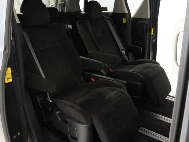 【オットマン付きセカンドシート】最大800mmのロングスライドシートとオットマン機能により足を楽々伸ばす事が可能です!また、ひじ掛けもありますので、快適なドライブをお楽しみいただけます!